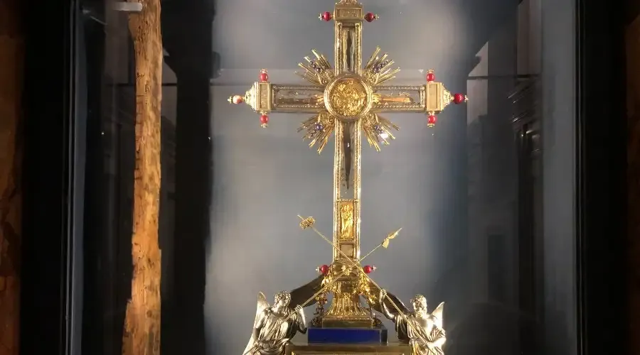 Relíquia com fragmentos de cruz de Jesus dada pelo papa Francisco