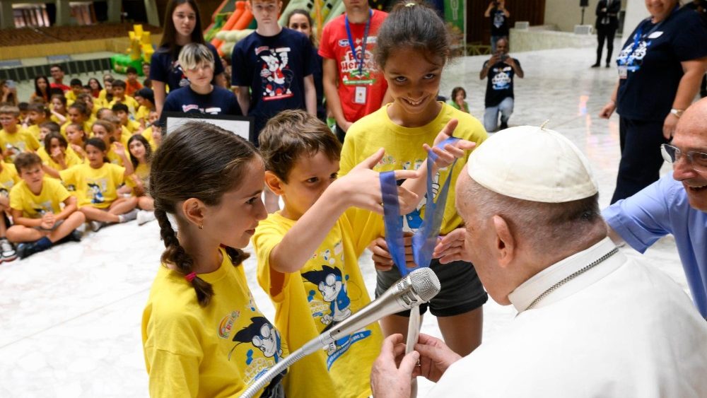 Papa Francisco conta para crianças quem são seus super-heróis