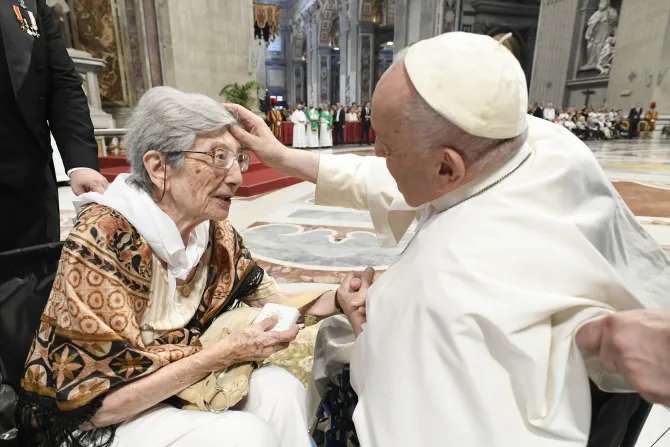 A velhice é um “tempo abençoado”, afirmou o papa em sua homilia, “porque é tempo de reconciliação, tempo de olhar com ternura a luz que brilhou apesar das sombras, confiantes na esperança de que o bom trigo semeado por Deus prevalecerá sobre o joio com o qual o diabo quis atormentar nossos corações”.