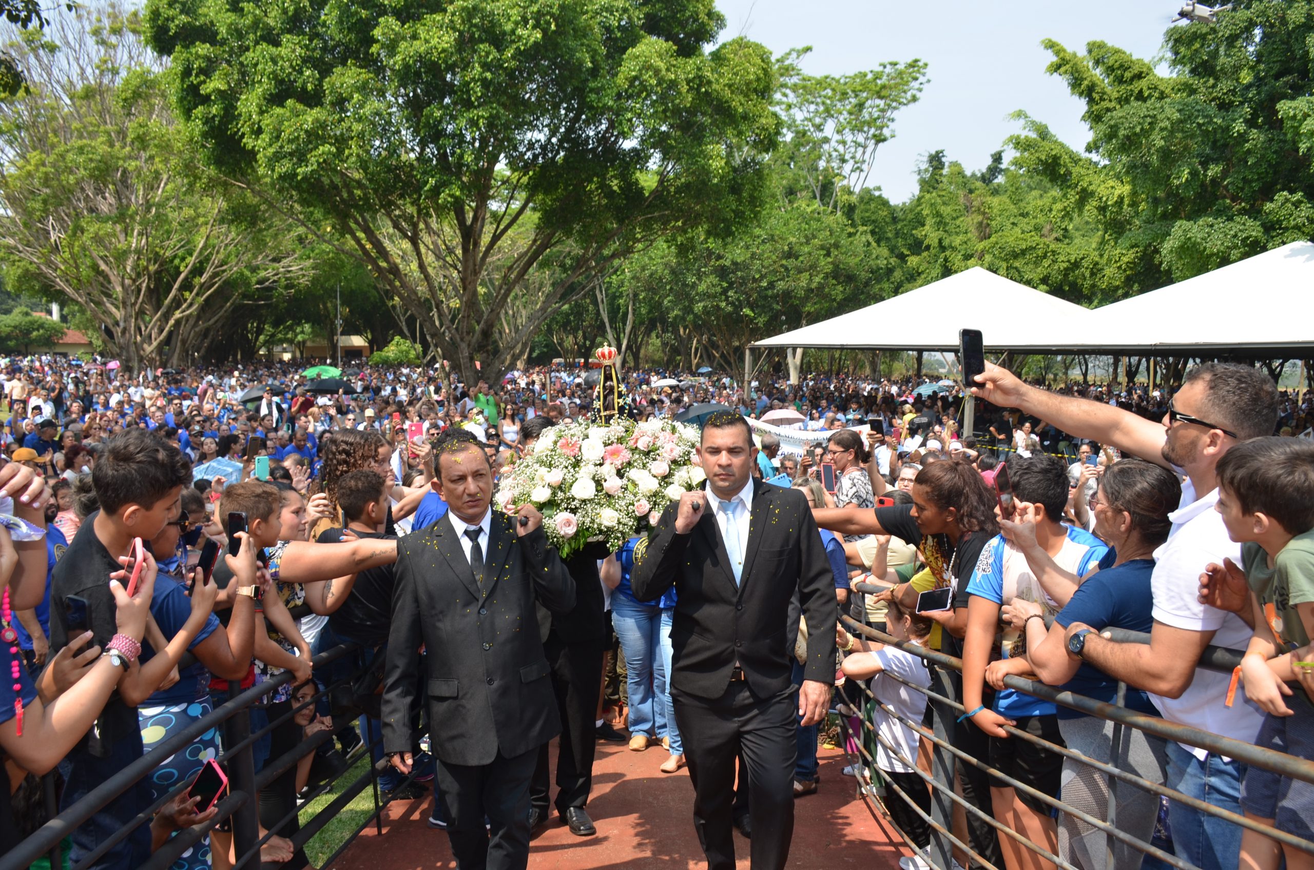 Romaria de N.Sra. Aparecida leva milhares de fiéis ao Santuário de Vila São Pedro