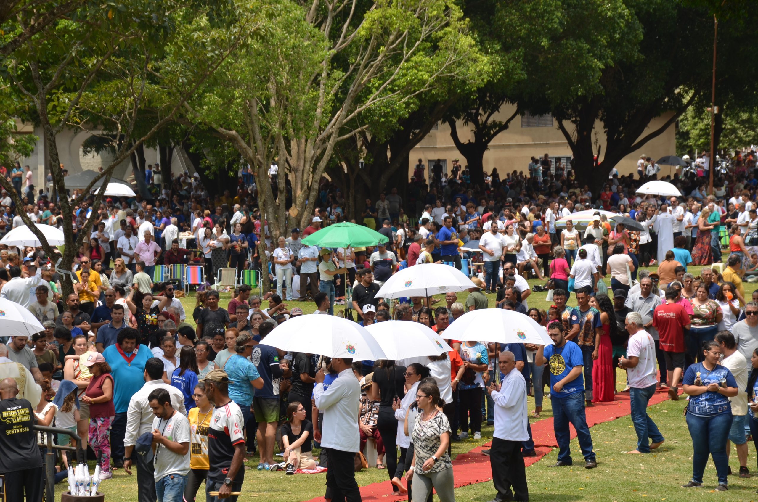 Romaria de N.Sra. Aparecida leva milhares de fiéis ao Santuário de Vila São Pedro