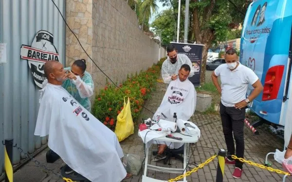 Freiras brasileiras levam ajuda aos mais necessitados com micro-ônibus da caridade