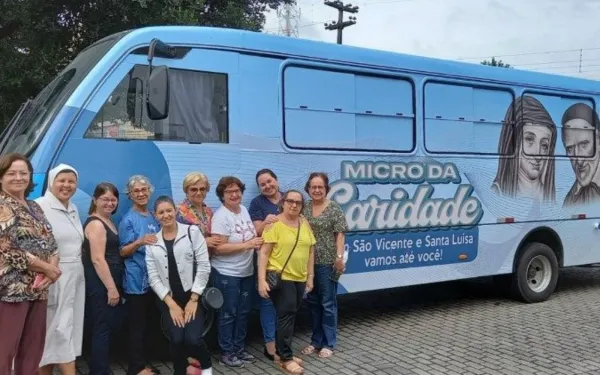 Freiras brasileiras levam ajuda aos mais necessitados com micro-ônibus da caridade