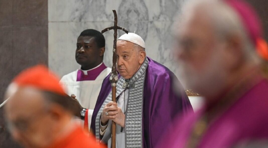 Durante dezembro de 2023 e janeiro de 2024, o Papa Francisco renunciou à leitura de discursos citando publicamente a gripe. Uma primeira impressão pode sugerir que nunca desapareceu completamente. Otra vez la salud del Papa: dos días con audiencias canceladas | ZENIT - Espanol