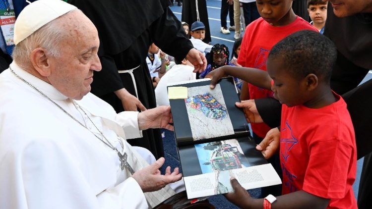 JMC, o desejo do Papa para as crianças do mundo: que tenham o necessário para viver