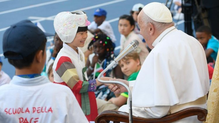 JMC, o desejo do Papa para as crianças do mundo: que tenham o necessário para viver