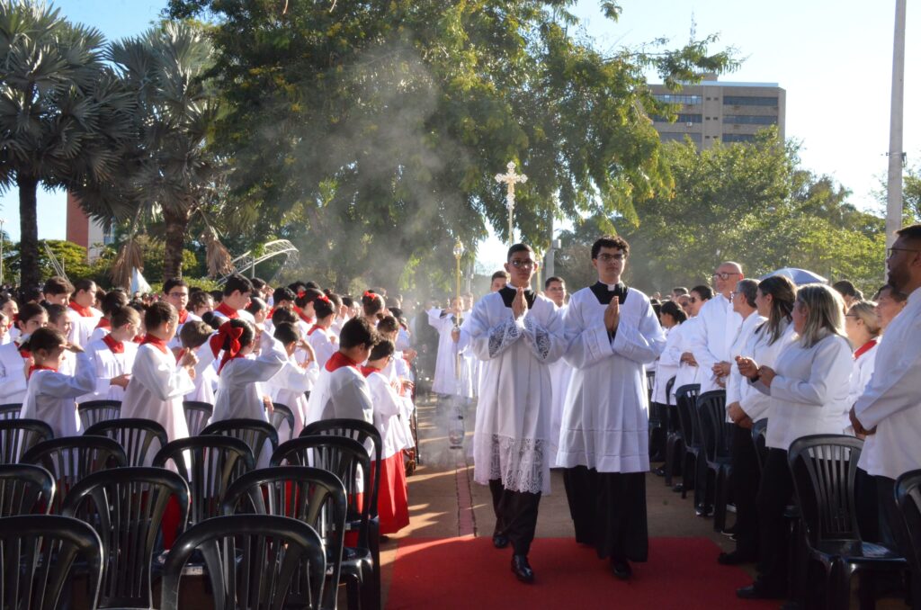 Celebração de Corpus Christi reúne milhares de fiéis em Dourados, confira fotos