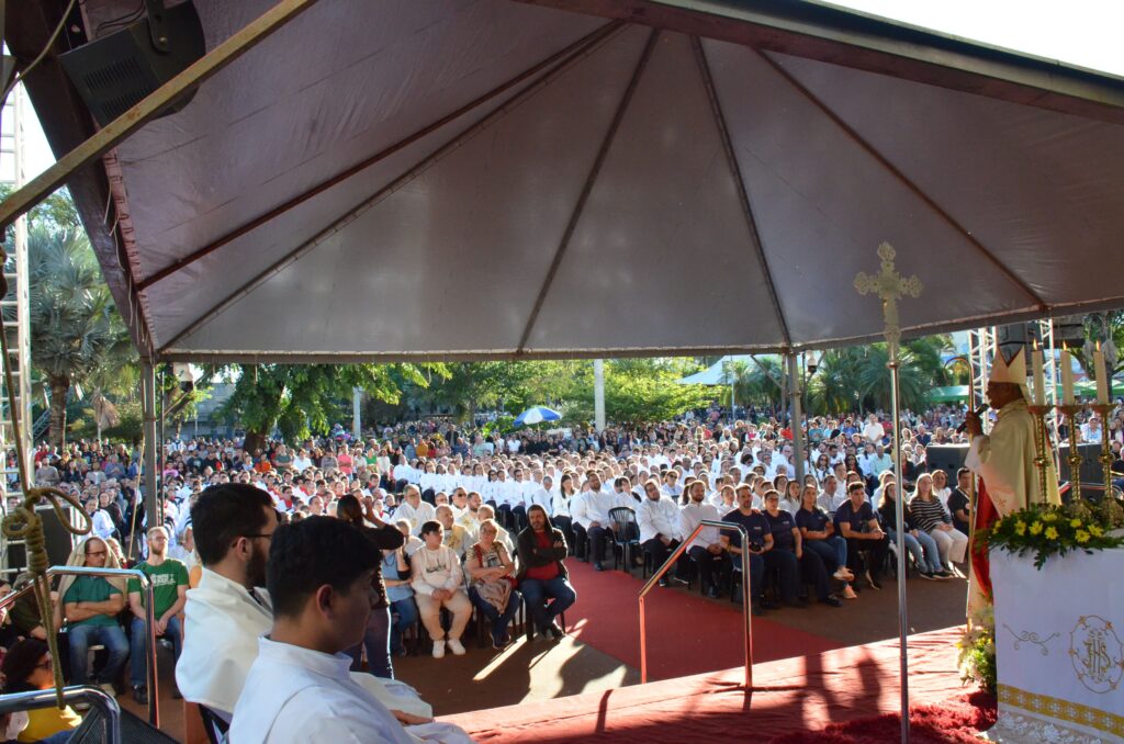 Celebração de Corpus Christi reúne milhares de fiéis em Dourados, confira fotos