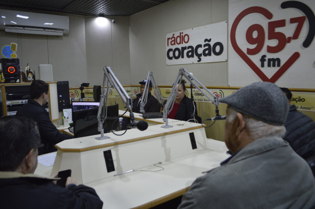 Dom Henrique completa 60 anos e ganha de presente álbum da Ordenação Episcopal