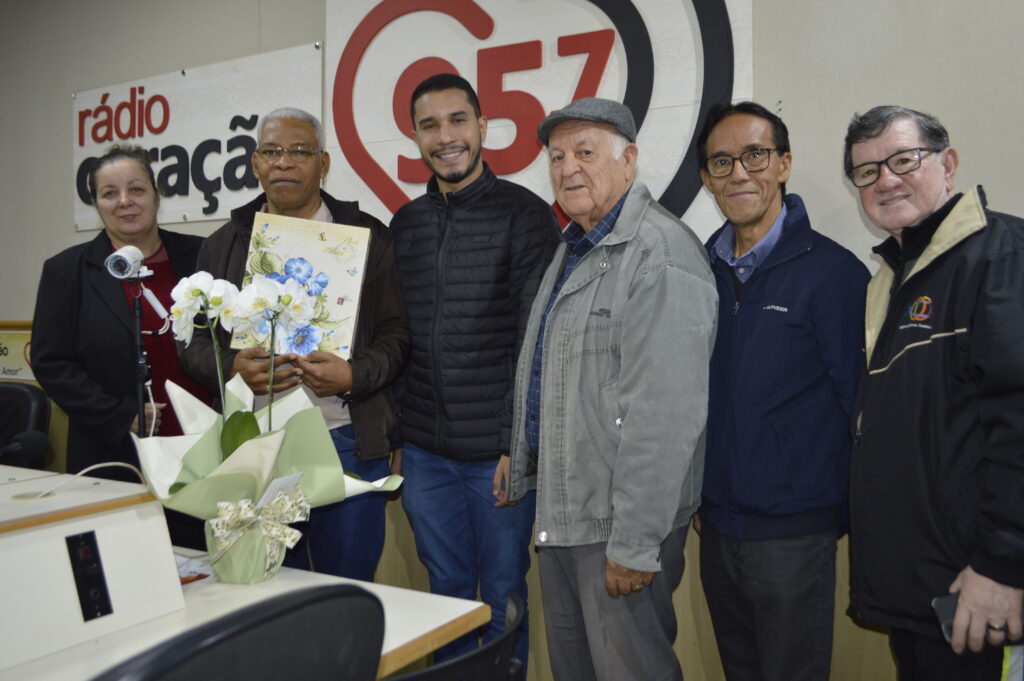 Dom Henrique completa 60 anos e ganha de presente álbum da Ordenação Episcopal