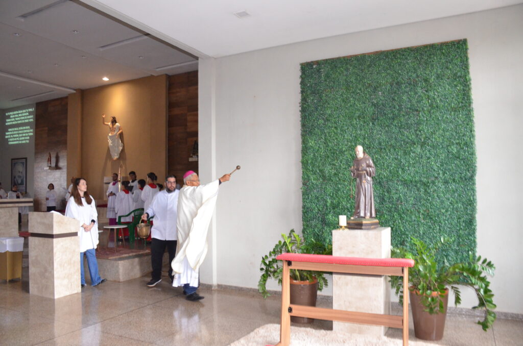 Dom Henrique preside Solenidade de Dedicação do Novo Altar do Santuário Pe. Pio