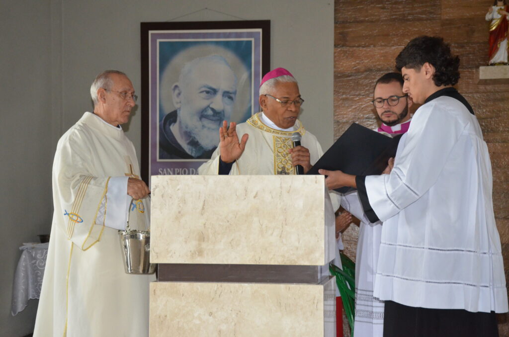 Dom Henrique preside Solenidade de Dedicação do Novo Altar do Santuário Pe. Pio