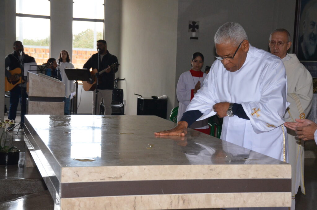 Dom Henrique preside Solenidade de Dedicação do Novo Altar do Santuário Pe. Pio