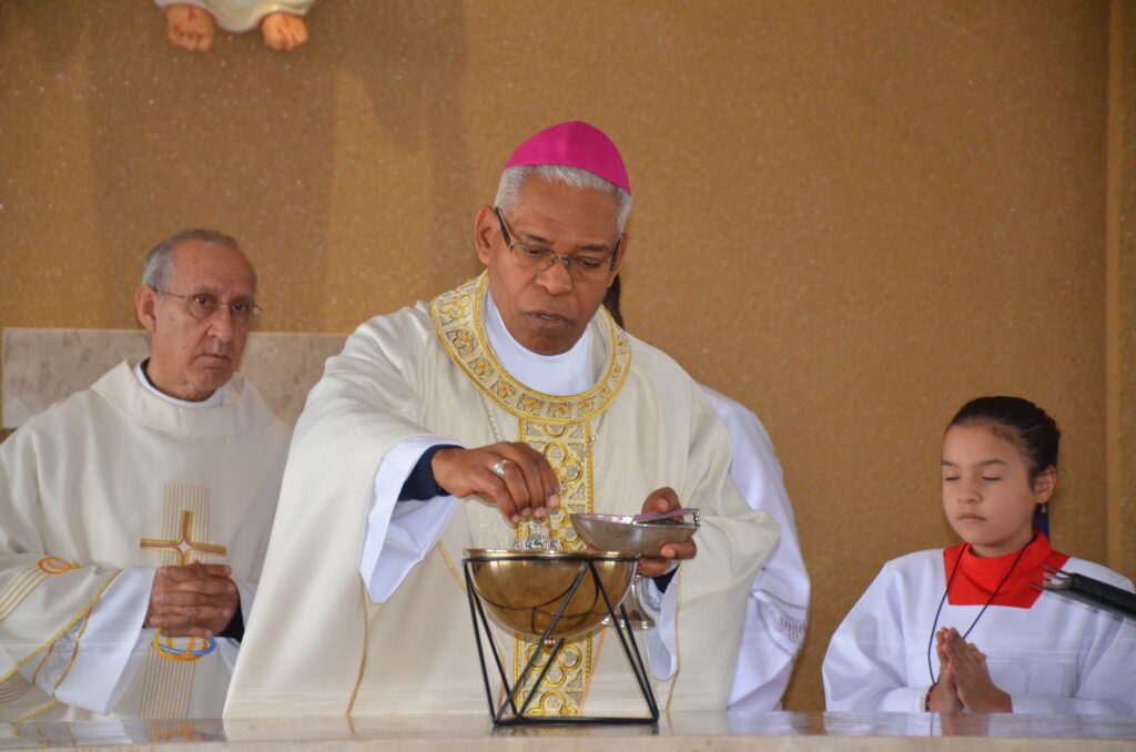 Dom Henrique preside Solenidade de Dedicação do Novo Altar do Santuário Pe. Pio