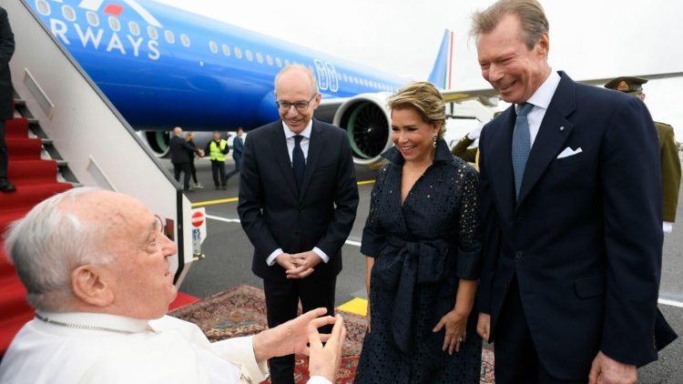 O primeiro compromisso oficial do Santo Padre em Luxemburgo será a visita ao Grão Duque de Luxemburgo, no Palácio Palácio Grão-Ducal, seguido pelo encontro com o primeiro-ministro. Após o Papa se deslocará até o Cercle Cité para o Encontro com as Autoridades, a Sociedade Civil e o Corpo Diplomático.