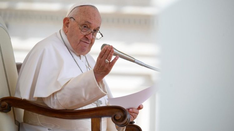 O pe. Tancredi Muccioli, pároco na cidade italiana de Grotte di Castro, na região de Viterbo, apresentou a Francisco uma iniciativa dos coroinhas em favor das crianças de Gaza. Na Praça de São Pedro na manhã desta quarta-feira (18/09), também estava Margareth Menezes, ministra da Cultura do Brasil, promotora e principal interlocutora dos projetos relativos à celebração, em 2026, do bicentenário das relações diplomáticas com a Santa Sé.