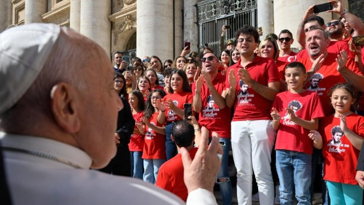 Audiência Geral: Papa conhece projeto de coroinhas para ajudar crianças em Gaza