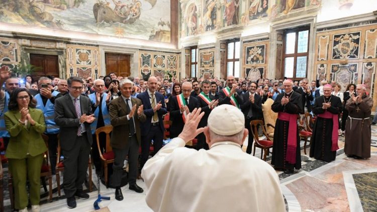 Francisco recebeu em audiência os participantes do projeto “Custódios da Beleza” promovido pela Conferência Episcopal Italiana, com o objetivo de restaurar a dignidade dos setores mais frágeis da sociedade. Segundo o Papa, 