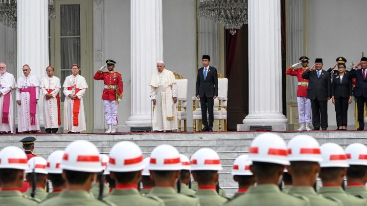 Papa na Indonésia: Francisco conversa com o presidente Widodo