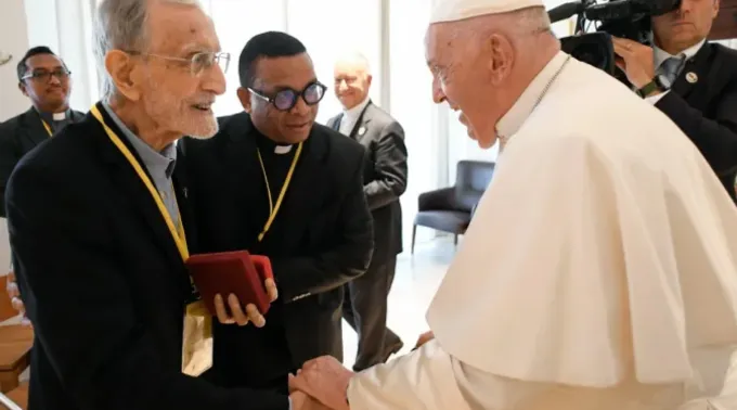 A primeira coisa que o papa Francisco fez ao entrar na sala foi abraçar e agradecer ao padre Felgueiras, português, que vive em Timor-Leste desde a ocupação indonésia por seu serviço.