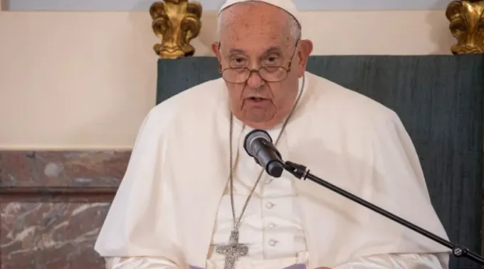 Depois das fotos oficiais e da assinatura do Livro de Honra, foi realizada uma reunião privada seguida de troca de presentes. No final da visita, o papa Francisco, o rei e a rainha foram à Grande Galerie (Grande Galeria) do castelo de Laeken para o encontro com as autoridades.