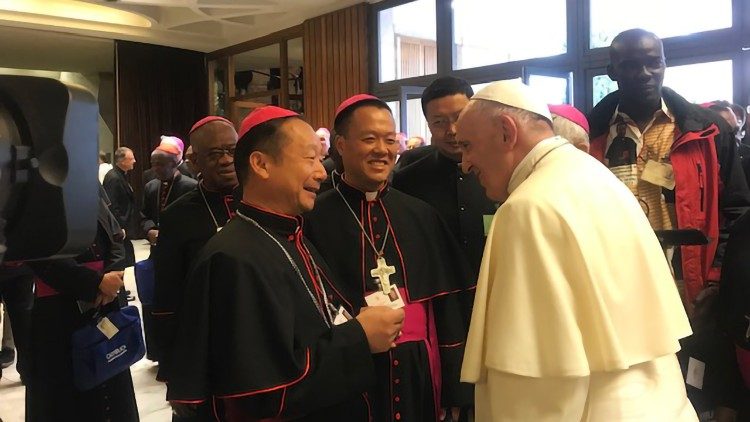 Sobre o acordo referente à nomeação de bispos, a nota sublinha os “consensos alcançados para uma aplicação proveitosa”. O Vaticano reafirma a intenção de manter um “diálogo respeitoso e construtivo com a Parte Chinesa”.