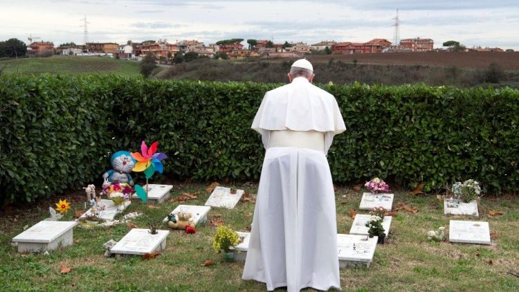 Este ano, Francisco escolheu presidir a missa do Dia de Finados no Cemitério Laurentino, na periferia de Roma, onde também esteve em 2018 e rezou no “Jardim dos Anjos”, um espaço dedicado a crianças falecidas.