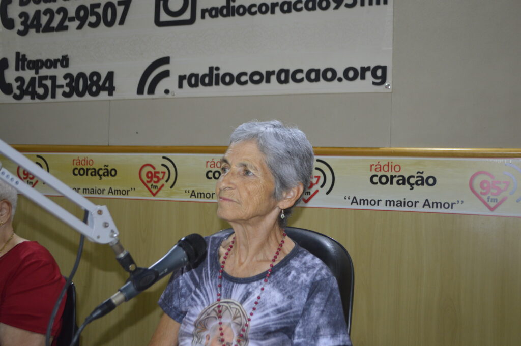 Rádio Coração homenageia ouvintes com mais 70 anos no dia do Radialista