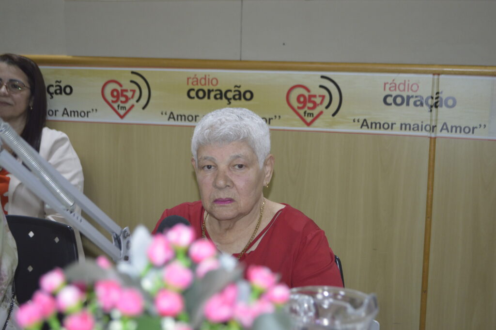 Rádio Coração homenageia ouvintes com mais 70 anos no dia do Radialista