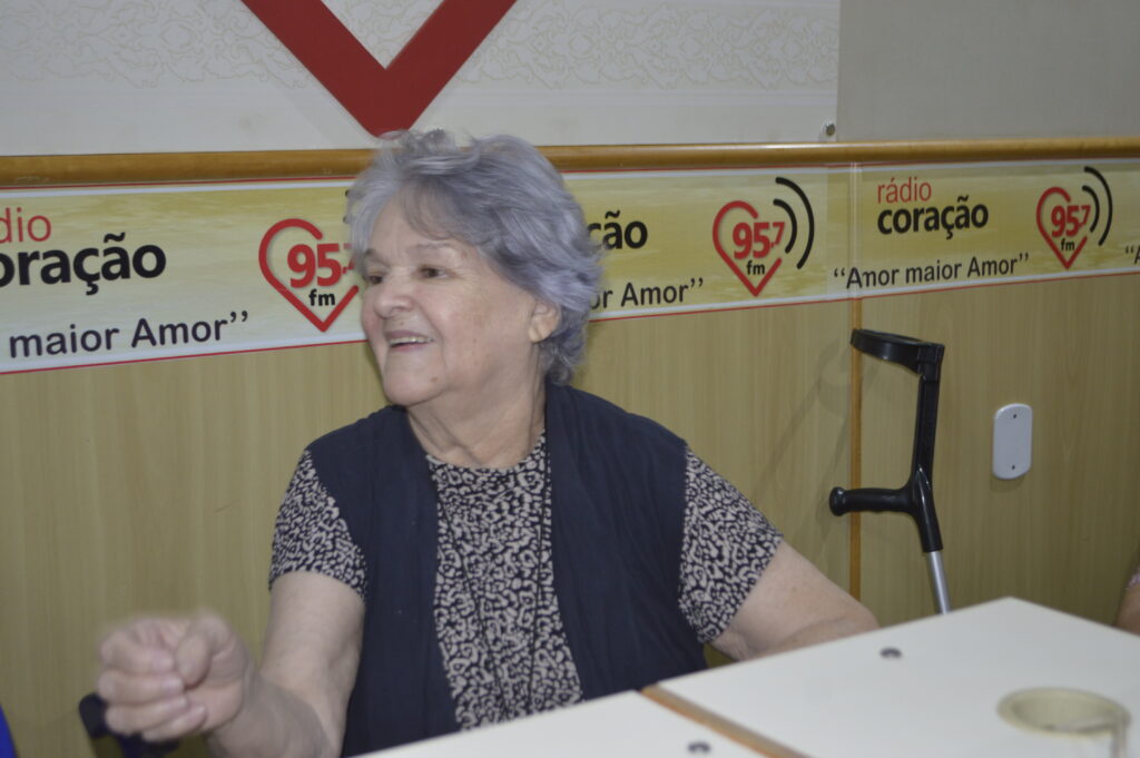 Rádio Coração homenageia ouvintes com mais 70 anos no dia do Radialista