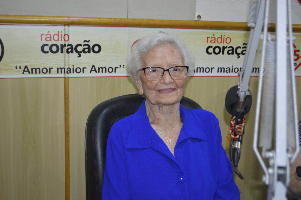 Rádio Coração homenageia ouvintes com mais 70 anos no dia do Radialista