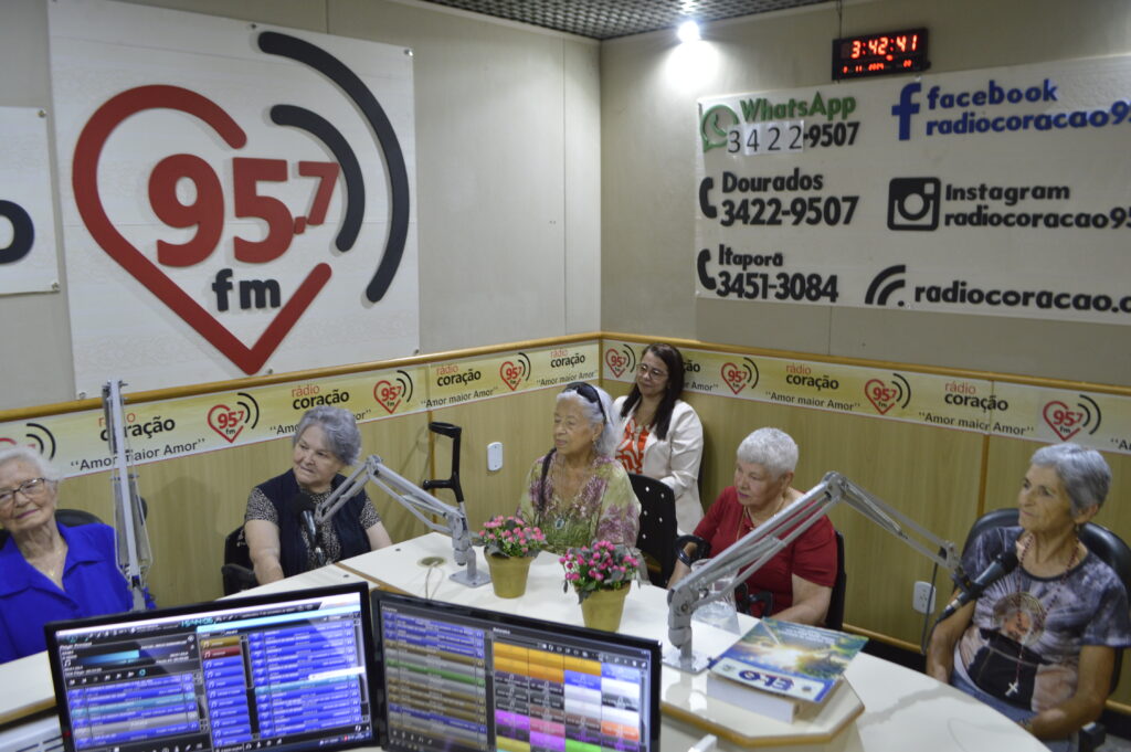 Rádio Coração homenageia ouvintes com mais 70 anos no dia do Radialista