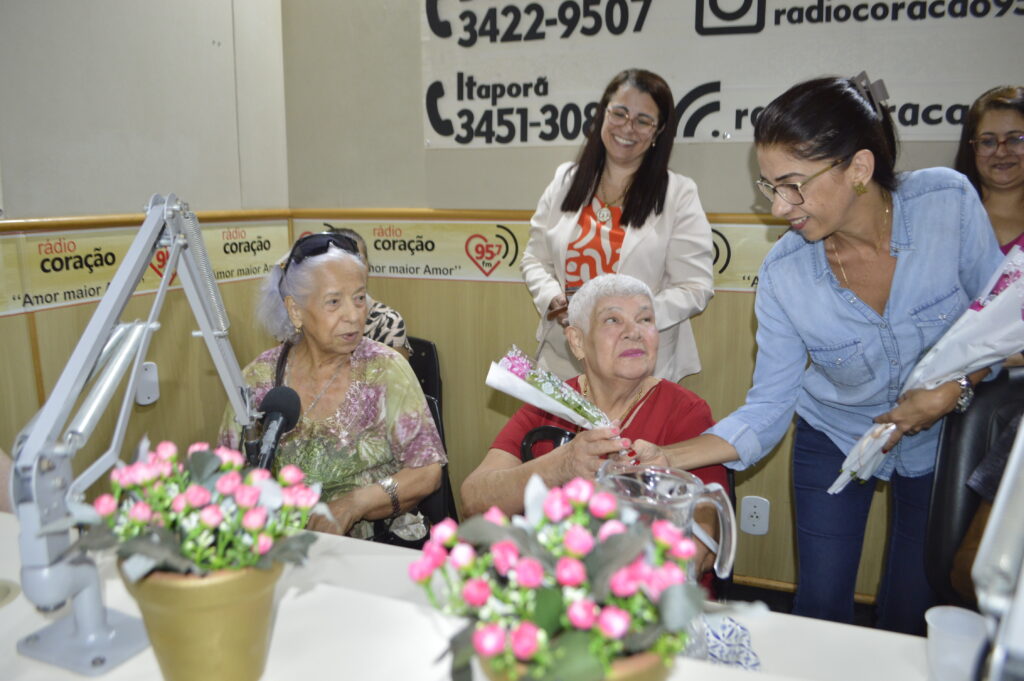 Rádio Coração homenageia ouvintes com mais 70 anos no dia do Radialista