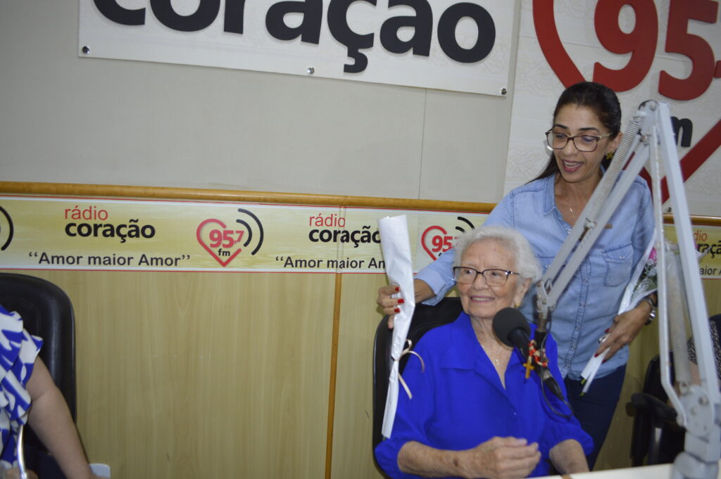 Rádio Coração homenageia ouvintes com mais 70 anos no dia do Radialista