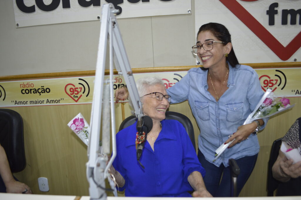 Rádio Coração homenageia ouvintes com mais 70 anos no dia do Radialista