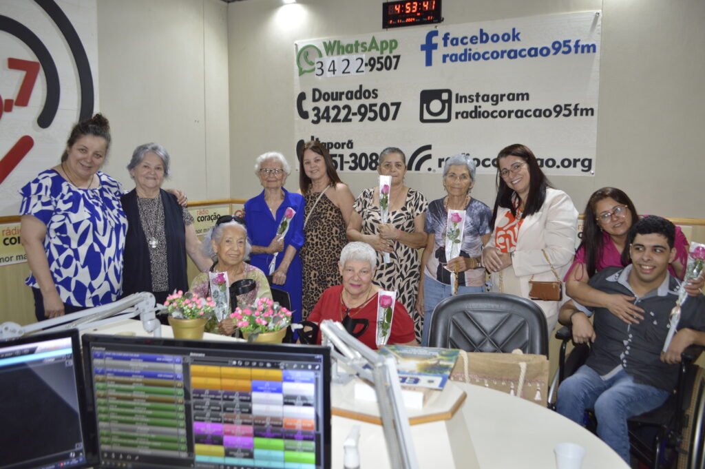 Rádio Coração homenageia ouvintes com mais 70 anos no dia do Radialista