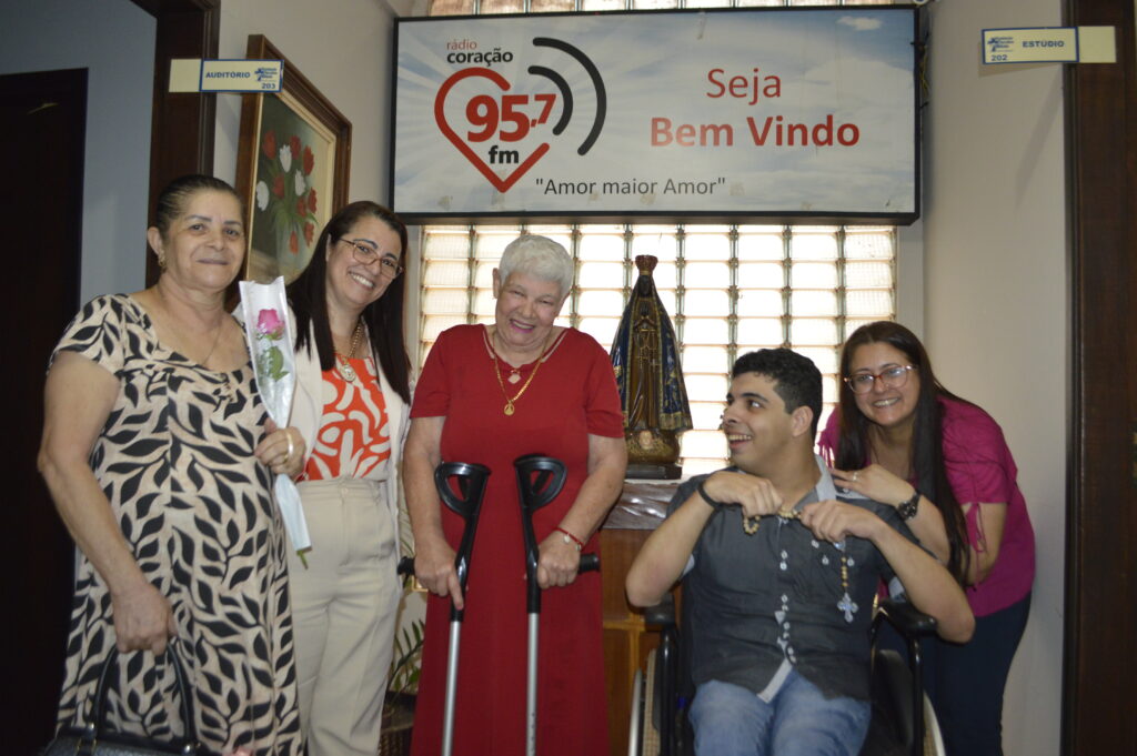 Rádio Coração homenageia ouvintes com mais 70 anos no dia do Radialista