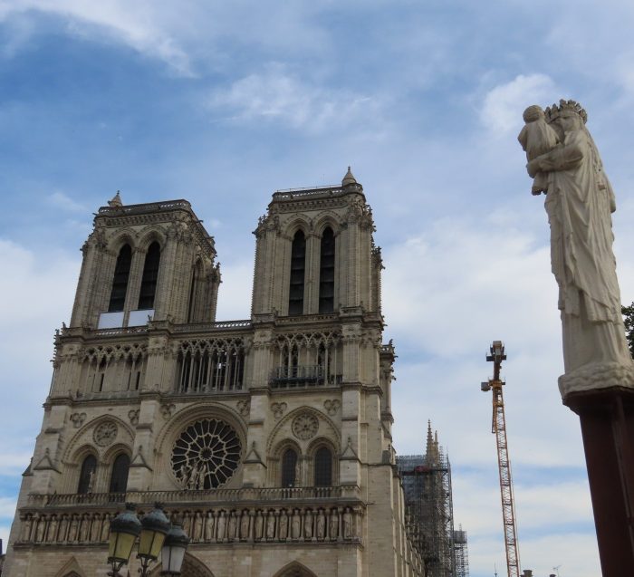 A ministra da Cultura, Rachida Dati, propôs a cobrança de ingresso para visitar a Catedral de Notre-Dame como meio de financiar a preservação das Igrejas na França.