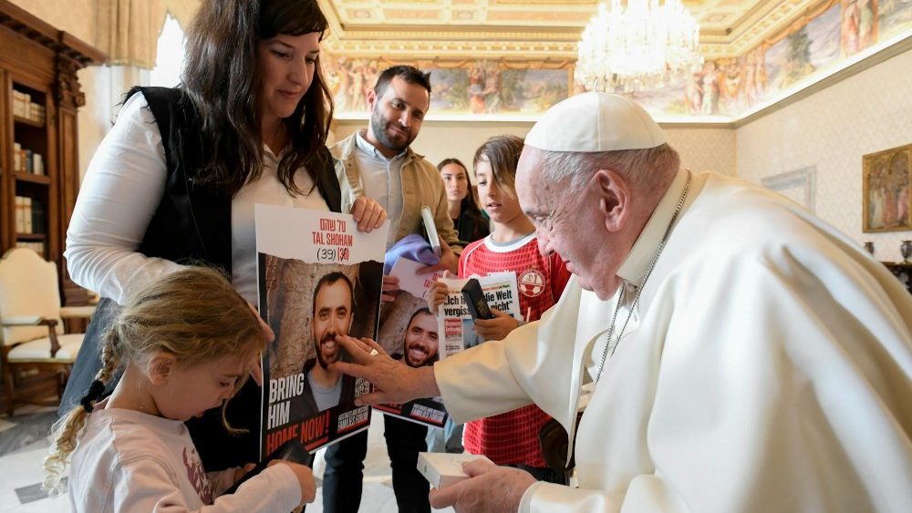 Um grupo de homens e mulheres que ficaram prisioneiros do Hamas por meses após o ataque de 7 de outubro foi recebido nesta manhã (14/11) no Vaticano. Estavam presentes também duas crianças. Muitos trouxeram cartazes com os rostos e nomes de familiares que ainda estão presos ou desaparecidos.