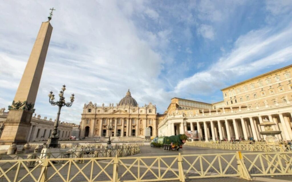 Criticada por ativistas do meio ambiente, árvore de Natal chega ao Vaticano