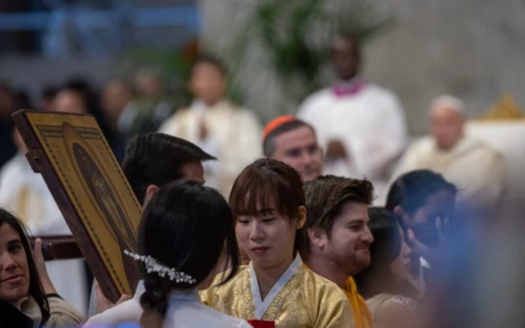 Papa pede a jovens católicos que construam um mundo enraizado na realeza de Cristo