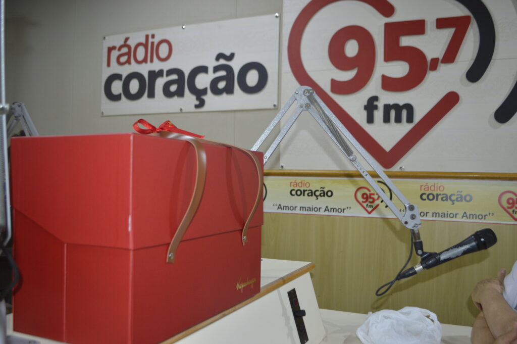 Rádio Coração sorteia cesta de Natal ao vivo