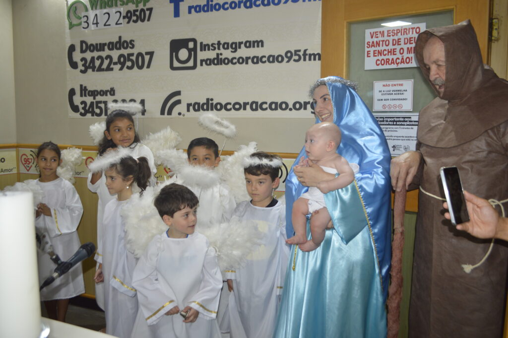 Rádio Coração recebe visita da 'Sagrada Família e anjinhos'