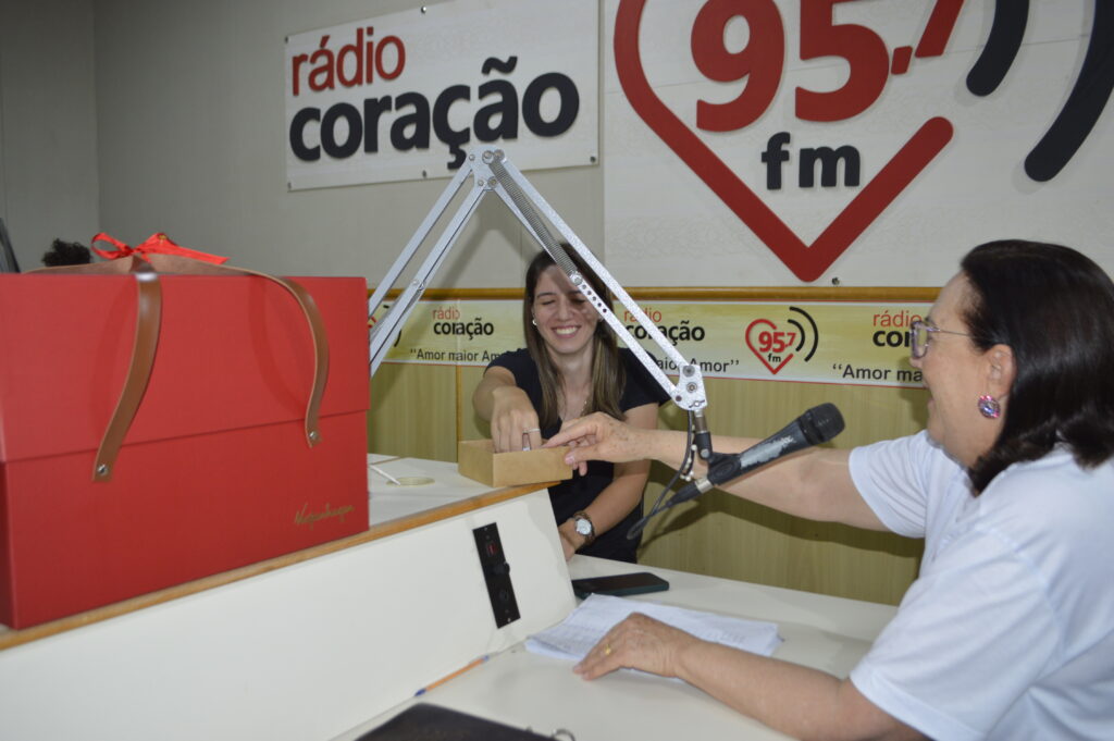 Rádio Coração sorteia cesta de Natal ao vivo