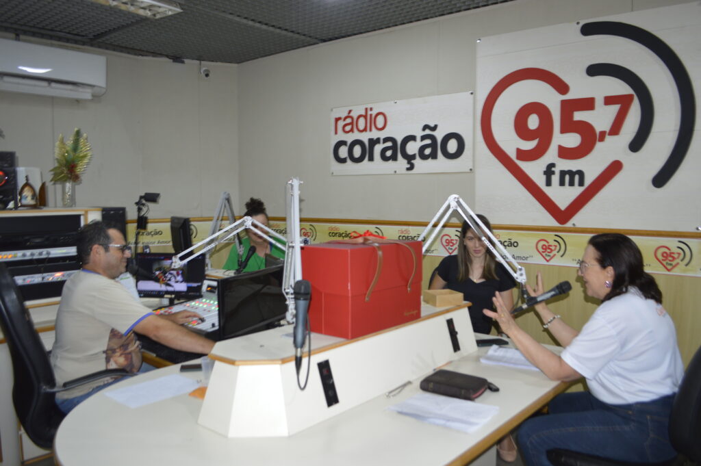 Rádio Coração sorteia cesta de Natal ao vivo