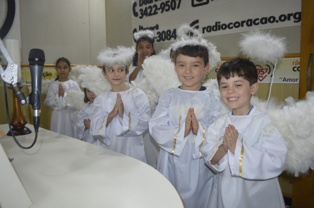 Rádio Coração recebe visita da 'Sagrada Família e anjinhos'