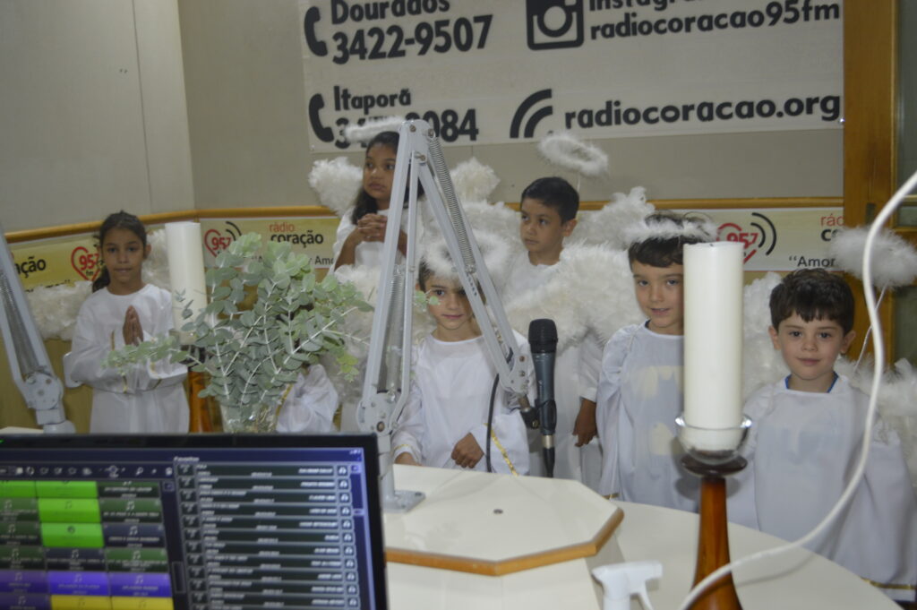 Rádio Coração recebe visita da 'Sagrada Família e anjinhos'