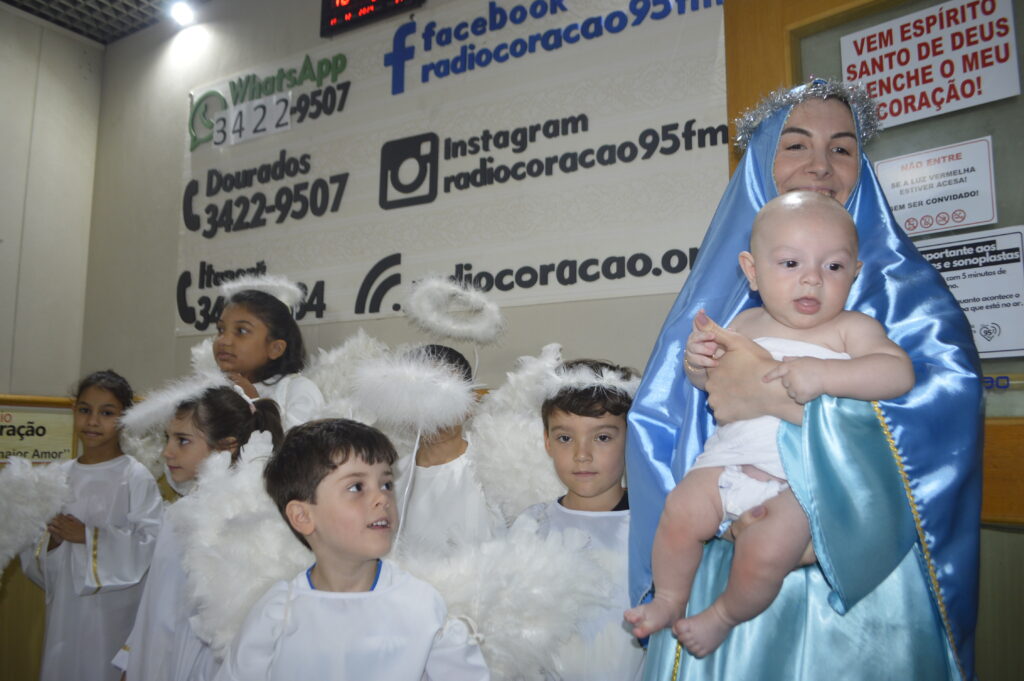 Rádio Coração recebe visita da 'Sagrada Família e anjinhos'