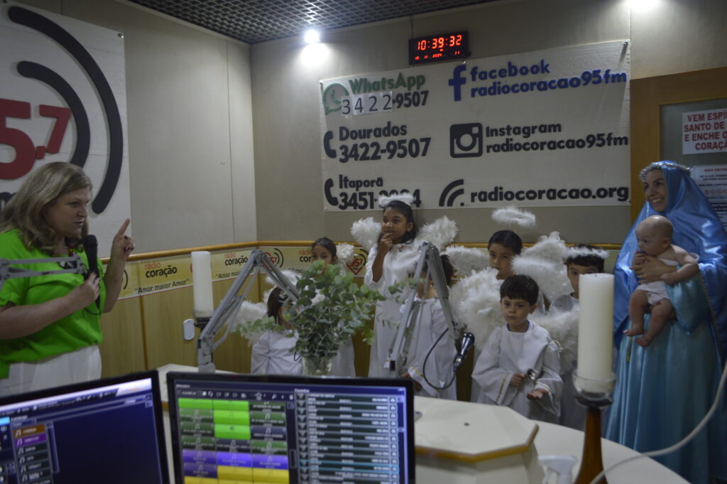 Rádio Coração recebe visita da 'Sagrada Família e anjinhos'