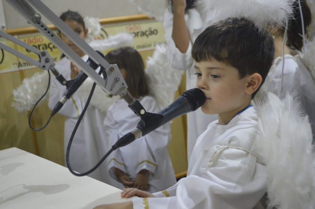 Rádio Coração recebe visita da 'Sagrada Família e anjinhos'